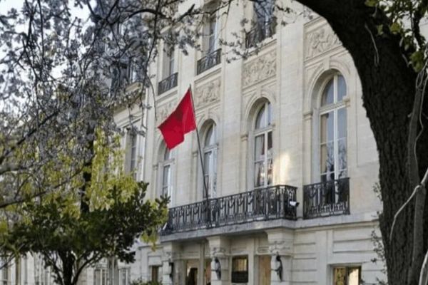 سفارة المغرب بباريس تدين الإساءة للعلم المغربي وتلجأ إلى القضاء
