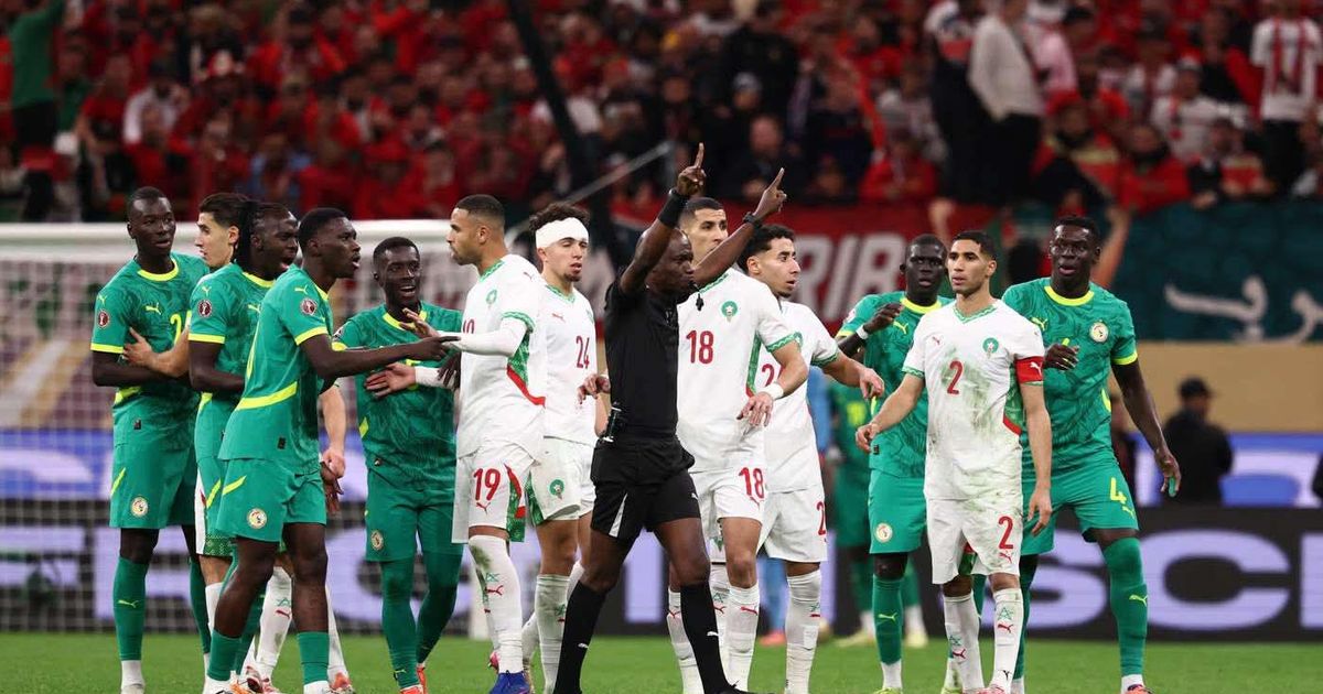 لوموند الفرنسية تكشف ضغوط الكاف في نهائي كأس إفريقيا: "منع طرد لاعبي السنغال ضد المغرب"