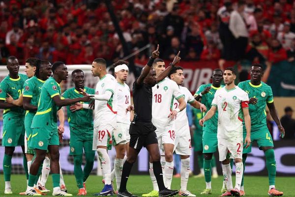 لوموند الفرنسية تكشف ضغوط الكاف في نهائي كأس إفريقيا: "منع طرد لاعبي السنغال ضد المغرب"