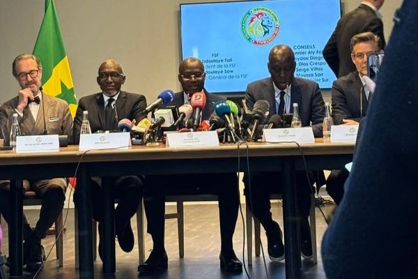 السنغال يلوح بشكوى فساد دولية ويستهدف 5 أشخاص دون اتهام المغرب