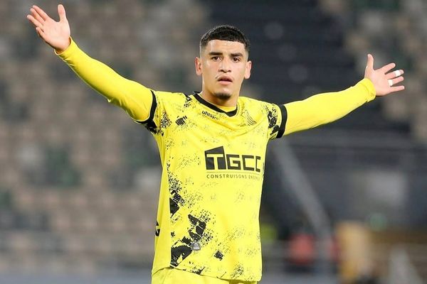 المغرب الفاسي ينفي شائعات تخص سفيان بنجديدة ويقرر اللجوء إلى القضاء